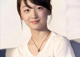 周冬雨现在的生活照,简约时尚，尽显清新魅力